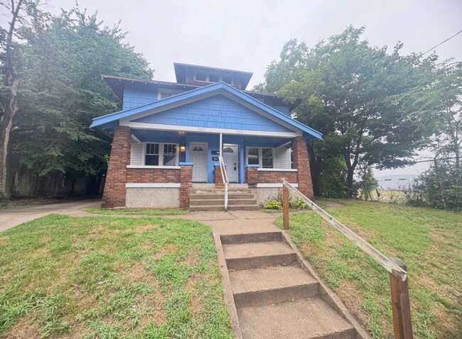 Building Photo - Three Bedroom Duplex Near Garfield Park! Rental