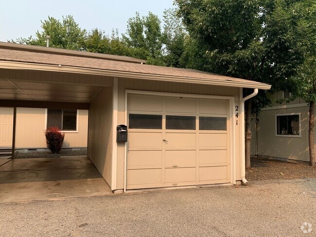 Building Photo - 2 bedroom 1.5 bath. Downtown Townhome Clos...