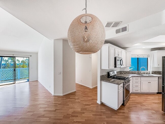 Building Photo - Stunning 2BD/2BA Condo in Scripps Ranch with Lake Miramar Views, In-Unit Laundry & Trail Access