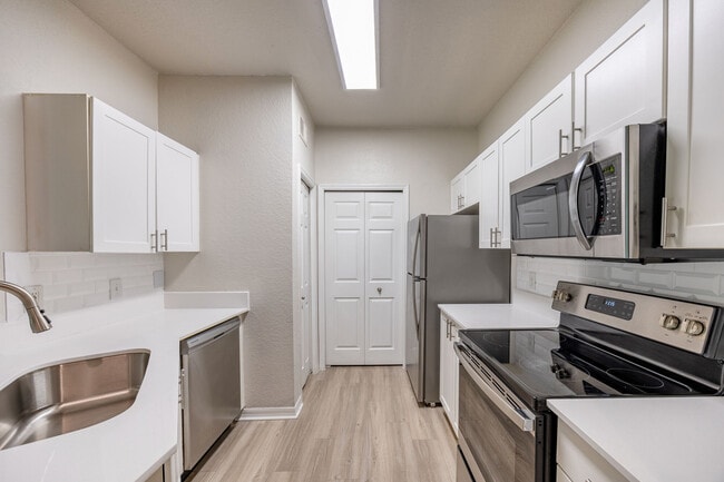 2BD, 2BA - 1164SF - Kitchen (Renovated)