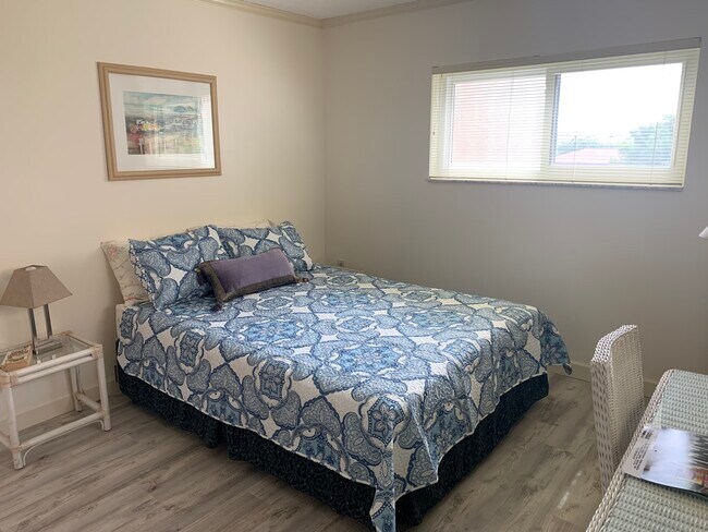2nd bedroom Queen/Full size bed - 1243 S MLK Jr Ave Unit 405