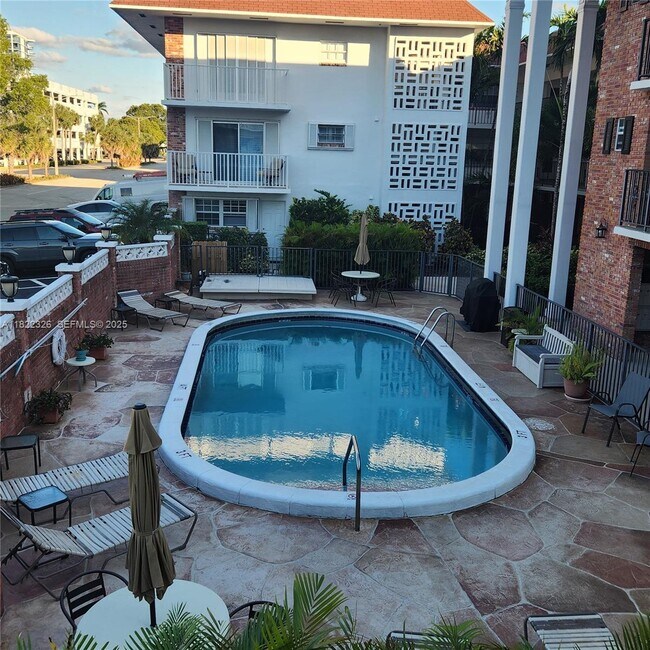 Building Photo - 2424 NE 9th St Unit 212