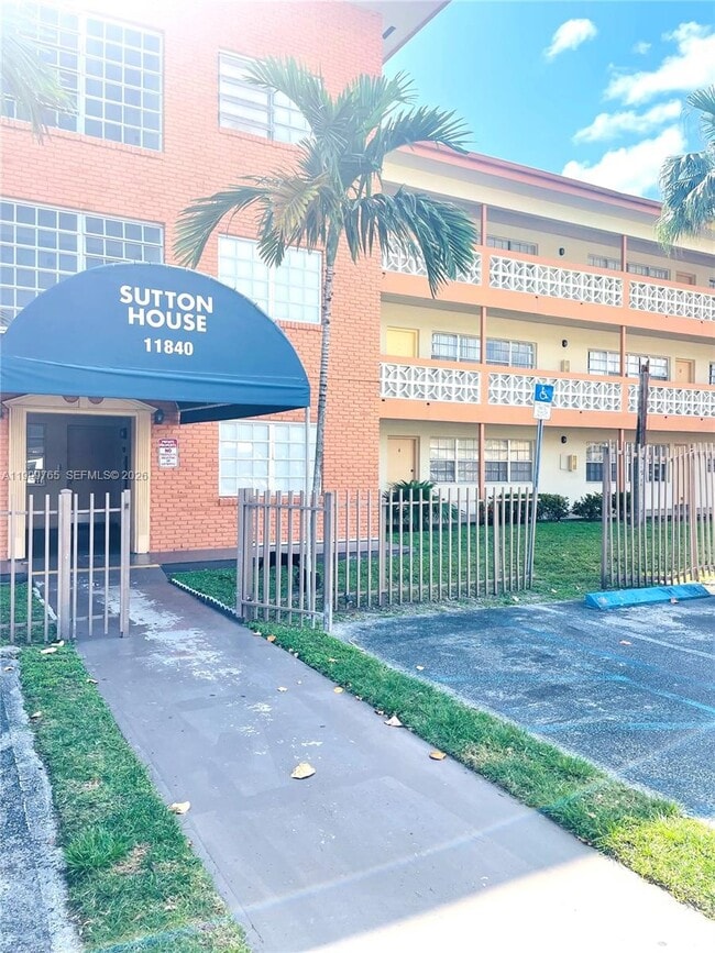 Building Photo - 11840 NE 19th Dr Unit 5