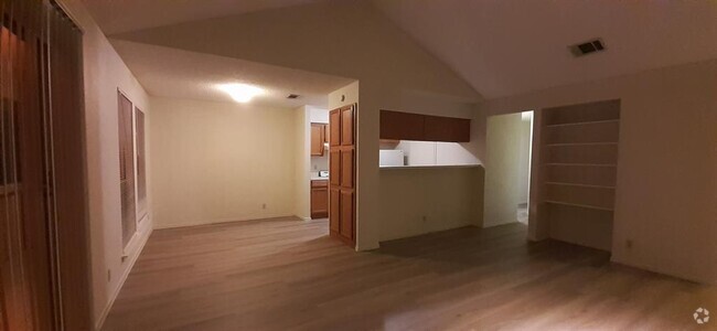 Building Photo - Upstairs Two Bedroom Unit #C Rental