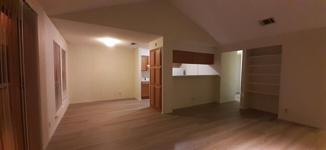 Upstairs Two Bedroom Unit in Fourplex with... - Upstairs Two Bedroom Unit in Fourplex with... Apartamento Unidad #C