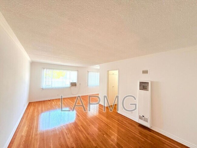 Photo - 956 Wilcox Ave