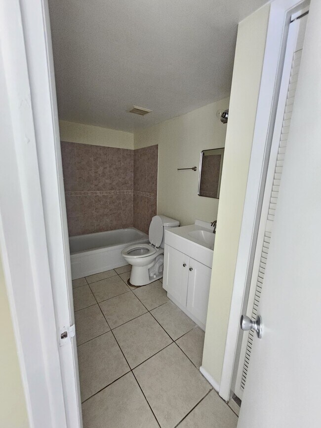 Building Photo - 2845 Somerset Park Dr Unit 203