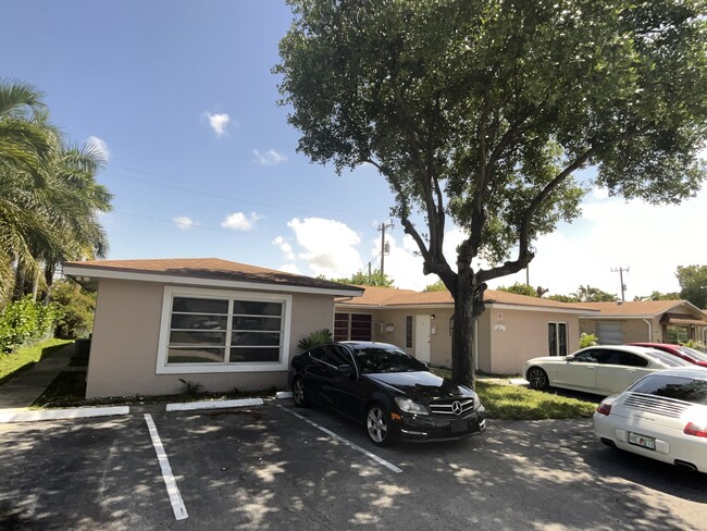 Ft of 4 plex circle drivew and parking - 1670 NE 56th St Apartamentos Unidad D