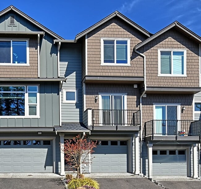 Northlake Court - 3 Bdrm Townhome Avail Now! - Northlake Court - 3 Bdrm Townhome Avail Now!