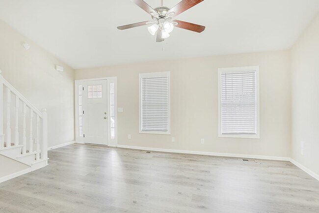 Photo - 202 Majesty Dr