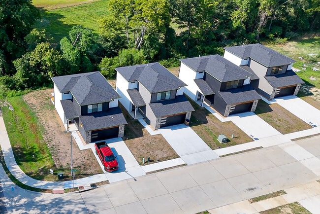 Building Photo - 3015 Hawthorne Rd