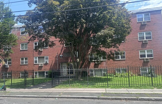 Building Photo - 256 S Marshall St Unit APT C3