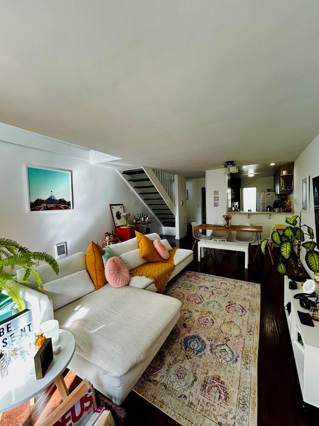 living room - 5951 Canterbury Dr Townhome