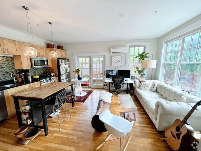 Building Photo - 19 Tremont St Unit 3 Rental