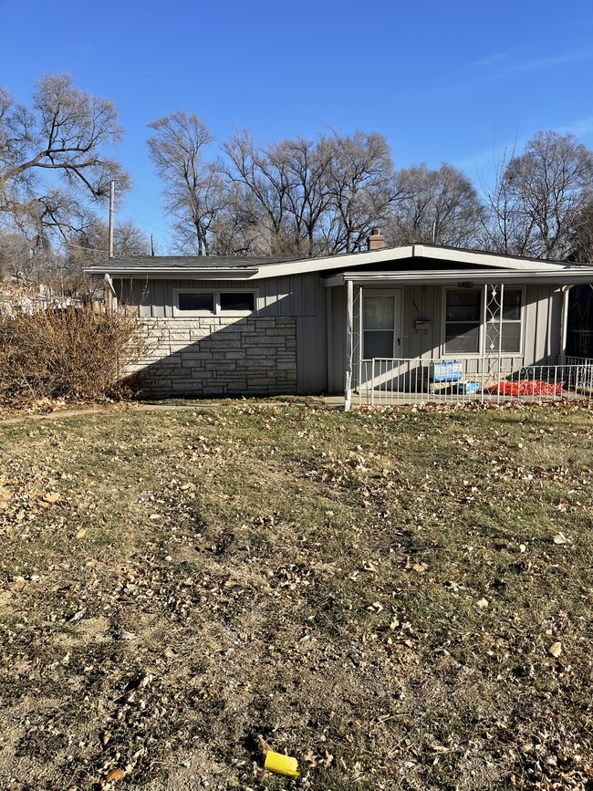 HANDICAP ACCESSABLE - 5421 N 37th St House