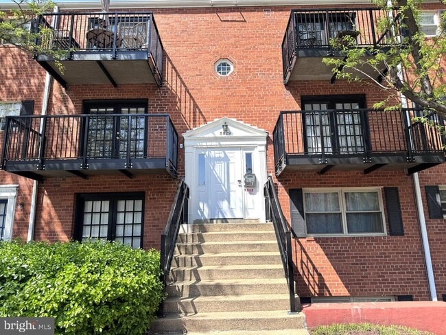 Building Photo - 5929 Quantrell Ave Unit 204