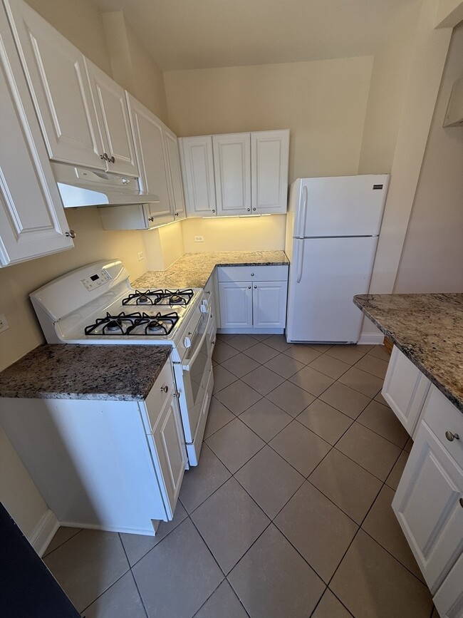 Photo - 1742 W Estes Ave Unidad 211