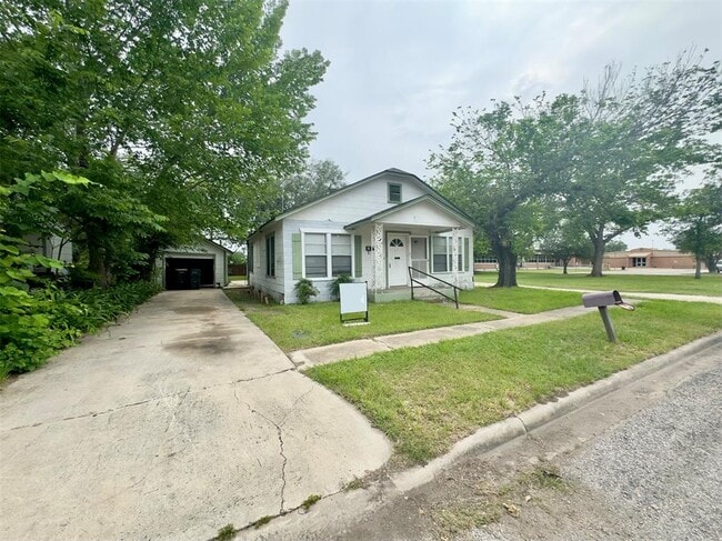 Photo - 306 E Bowie St