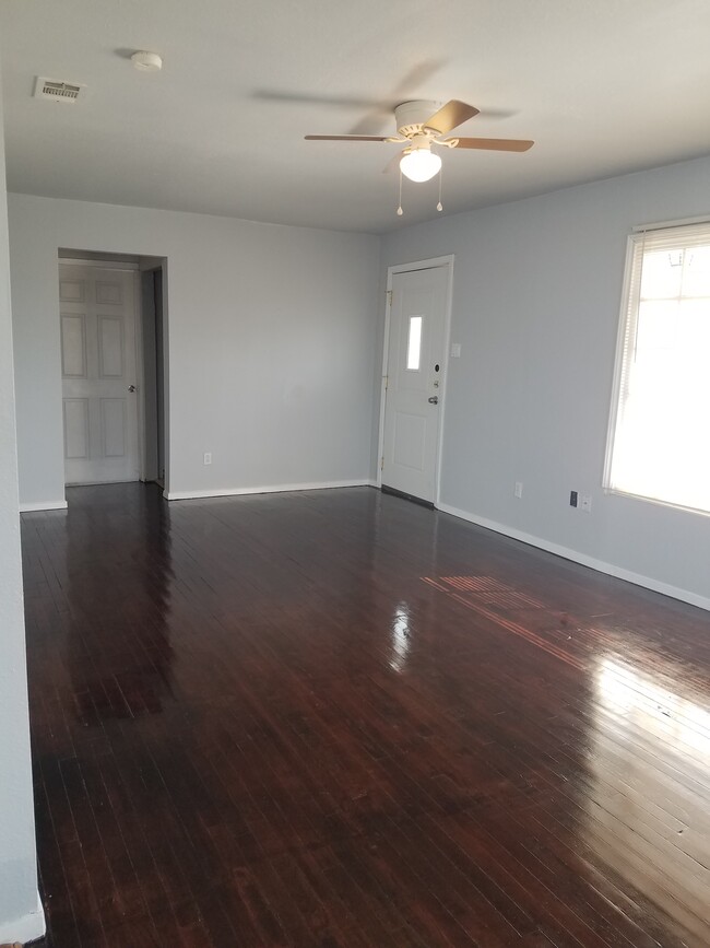 Photo - 420 W Crockett St