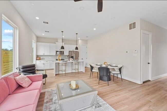 Photo - 835E Dorchester St