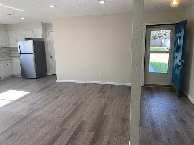 Building Photo - 214 Maple Leaf Dr