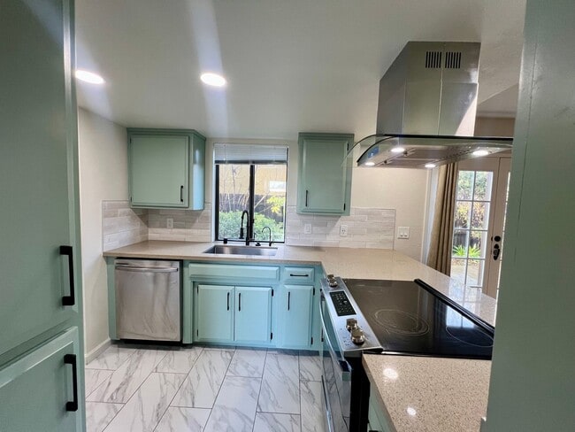Photo - Great Townhome in the Pocket area close to everything!