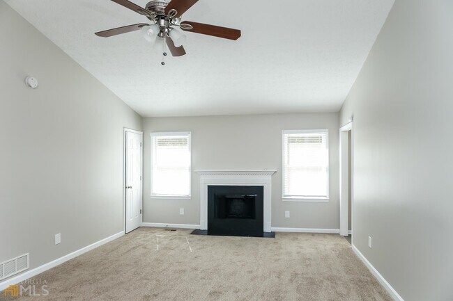 Photo - 465 Silverthorne Cir