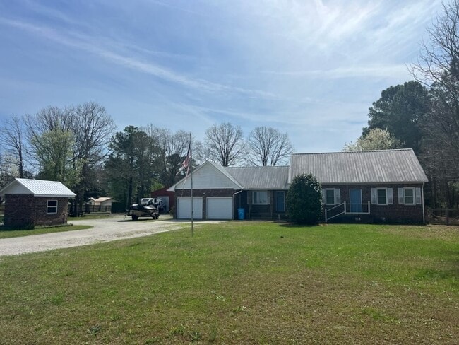 Building Photo - 4 Bedroom in Richlands on Over Acre