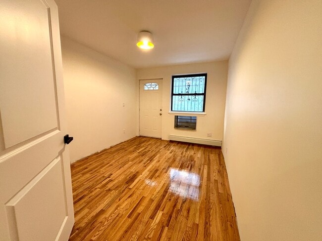 Building Photo - 2182 Davidson Ave Unit 1F