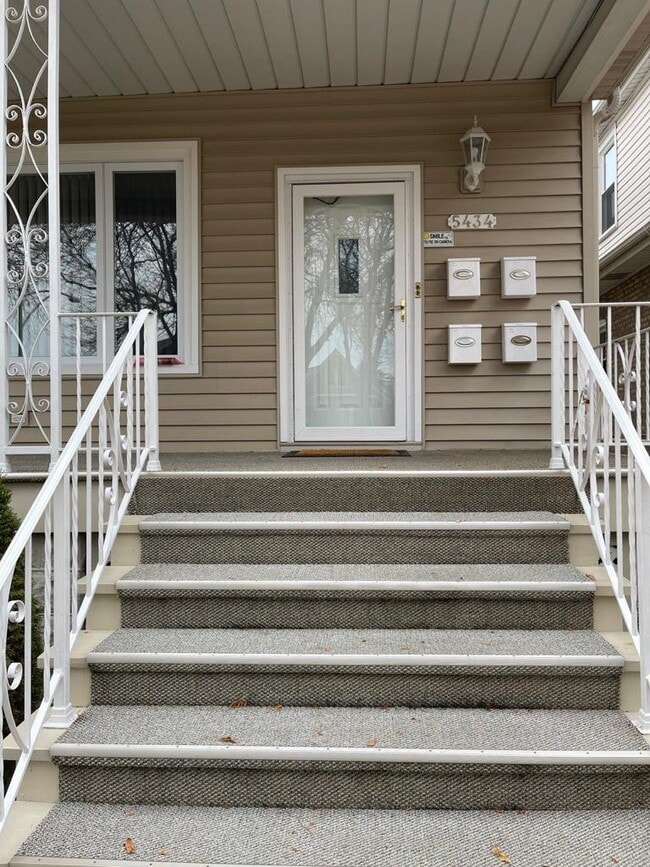 Building Photo - 5434 N Lotus Ave Unit 02