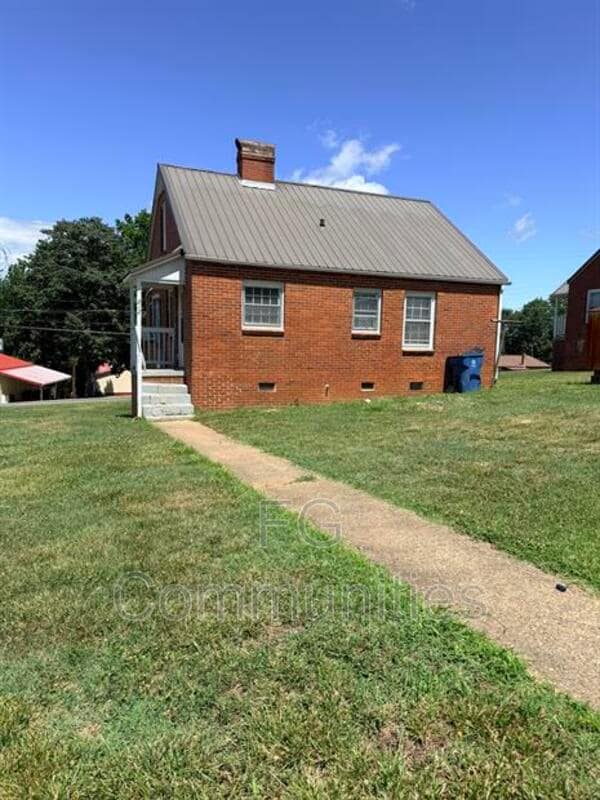 Building Photo - 212 Main Ave E