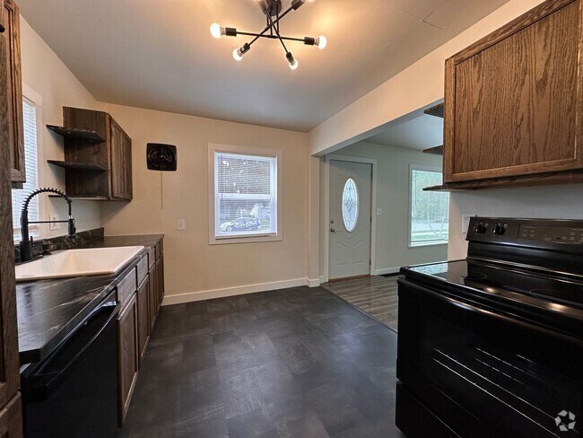 Building Photo - Recently Renovated Single Family Home Avai...