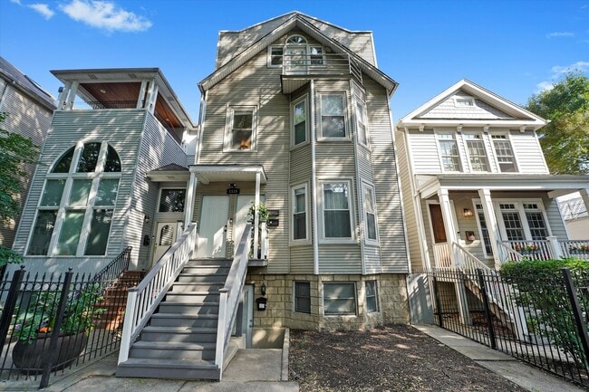 Building Photo - 1516 W Nelson St Unit 2