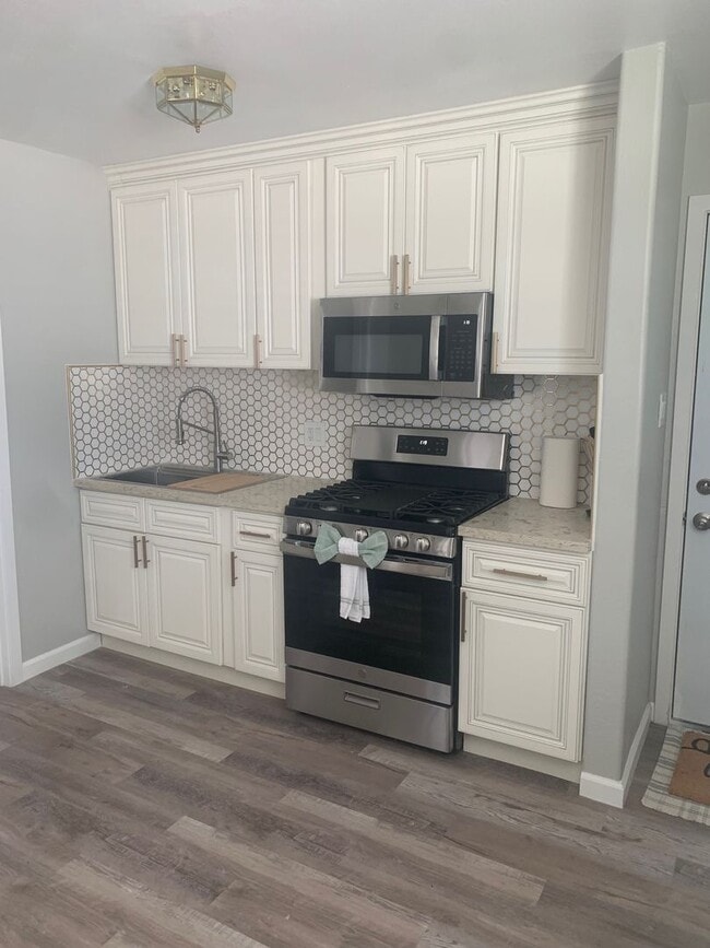 Furnished, Upstairs Apartment with 2 bedro... - Furnished, Upstairs Apartment with 2 bedro...