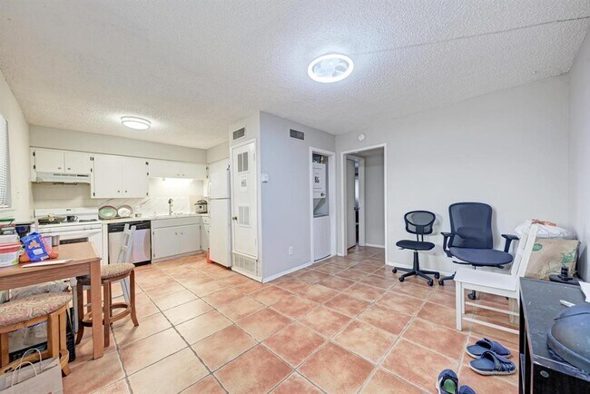 Building Photo - 803 W 28th St Unit 102 Rental