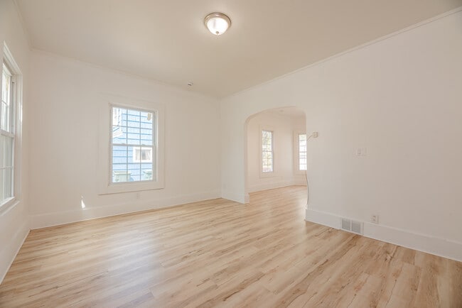 Photo - 575 Woodbine Ave Unit #3