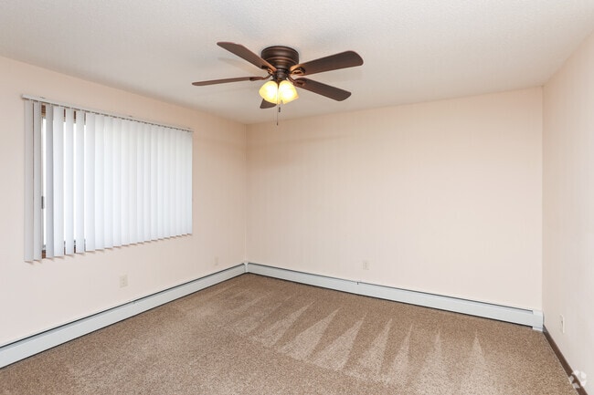1BR, 1BA - 700 SF