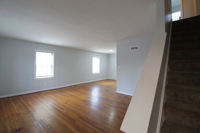 Photo - April FREE On This 2 Bedroom 1 Bath Duplex In The Waldo Area