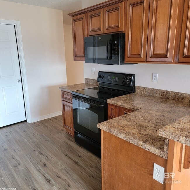 Photo - 1701 Woodbridge Cir E