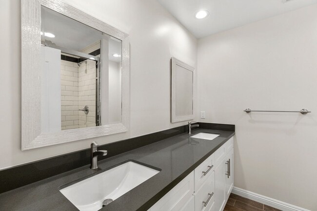 Photo - 3 Bedroom & 2.5 Bathroom Townhome with 2 Car Garage & Laundry