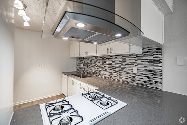 2BR, 2BA - 1,300SF - Kitchen - Villa Pacific Townhomes