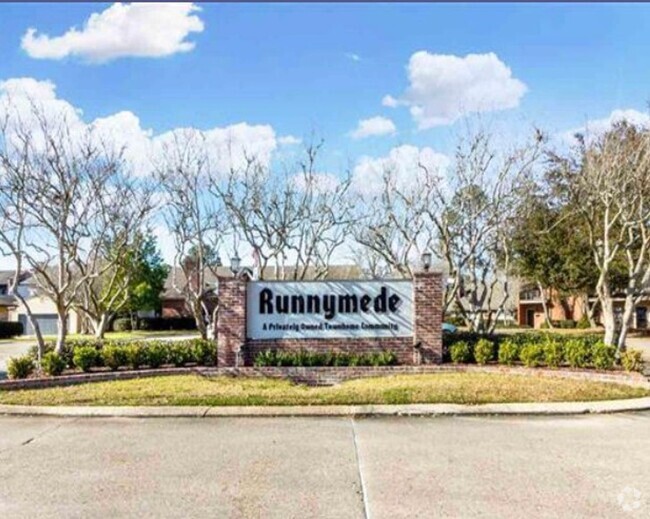 Building Photo - Beautiful Townhome