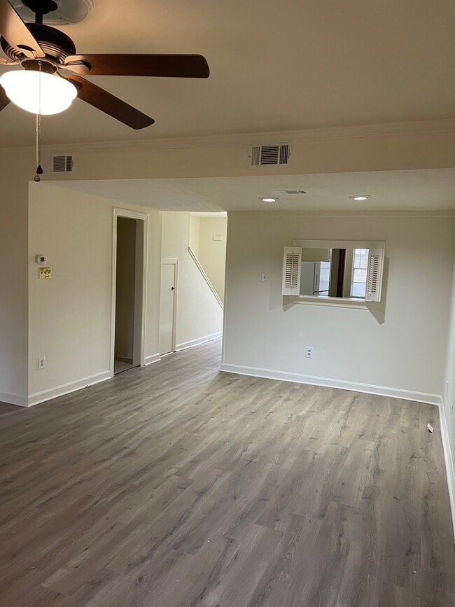 Photo - 910 Pinehurst Pl