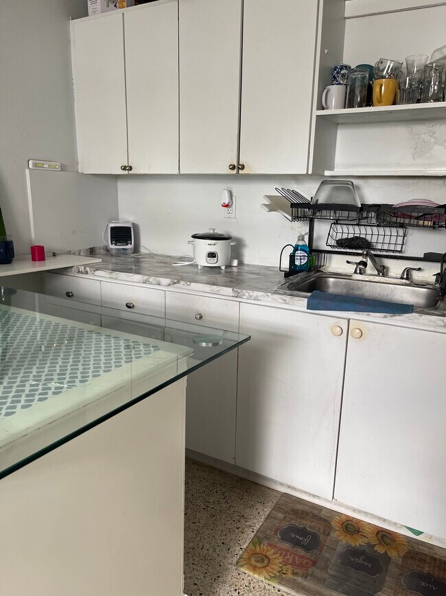 Photo - 525 SW 6th Ct Unit Katinoula1yahoo.com