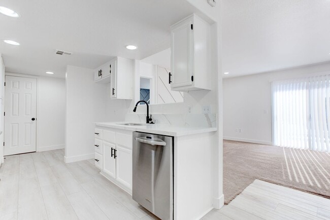 Photo - 5792 Ambassador Ave