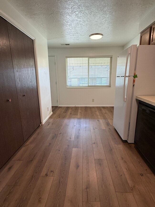 Photo - 2196 w 5600 s