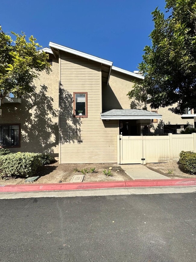 Building Photo - 580 Portsmouth Dr