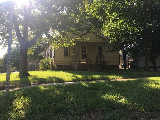 $795 - 2 bed 1 bath - Single Family Home - $795 - 2 bed 1 bath - Single Family Home