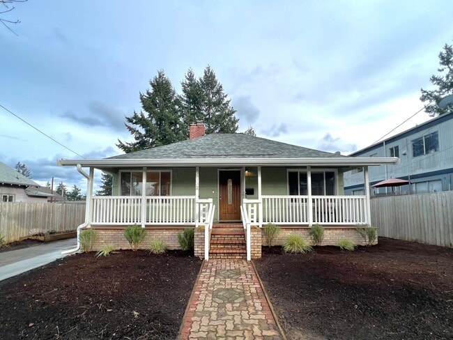 Newly Renovated 3 bed 2 bath With Huge Bac... - Newly Renovated 3 bed 2 bath With Huge Bac... House