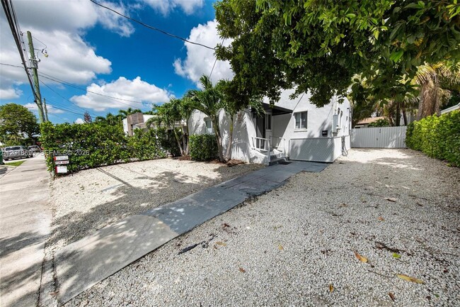Building Photo - 921 SW 9th St Unit A